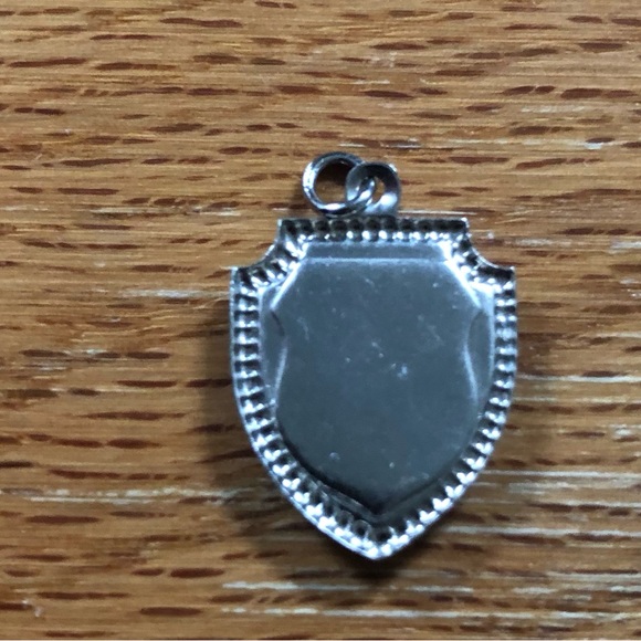 Vintage Coeur D’ Alene Idaho State Travel Shield Charm. Beautiful detail! - Picture 3 of 4